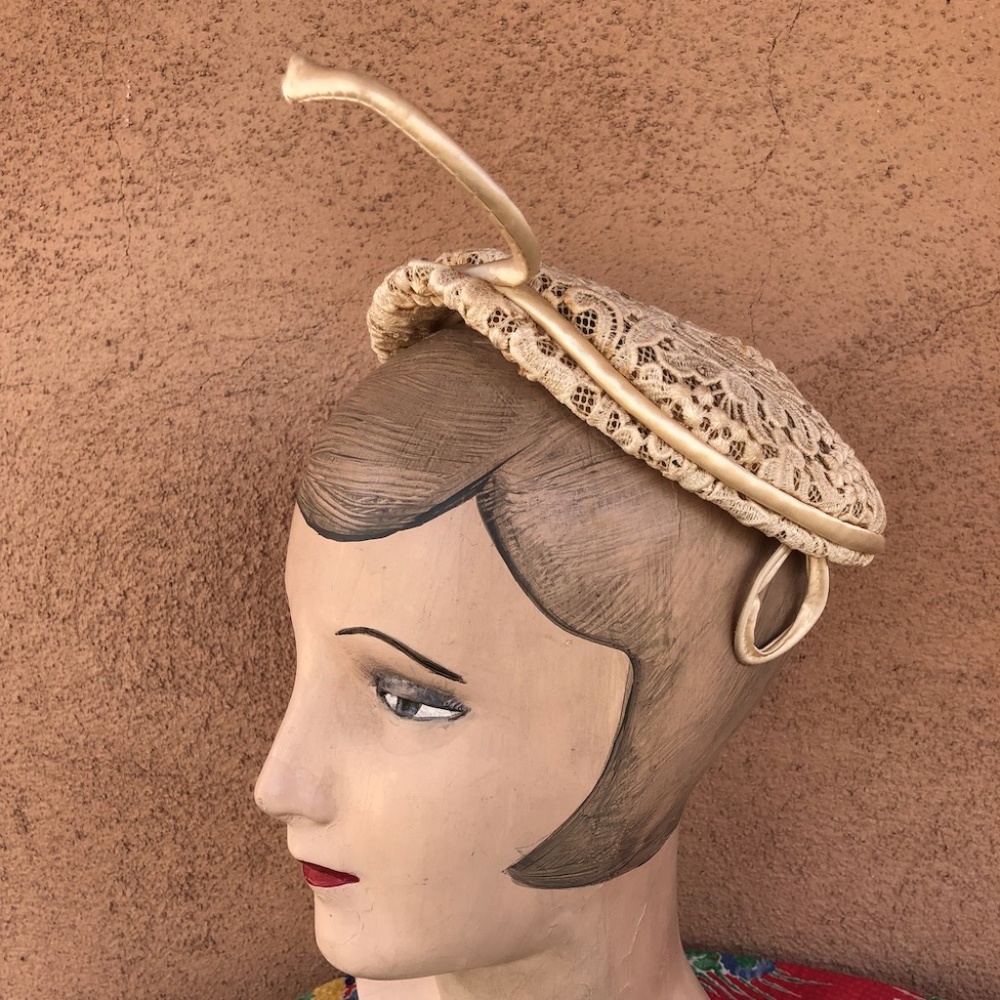 VTG 1950s Off White Lace Hat Calot Style with Antenna OS